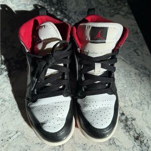 Jordan 1 mid Black Gym Red